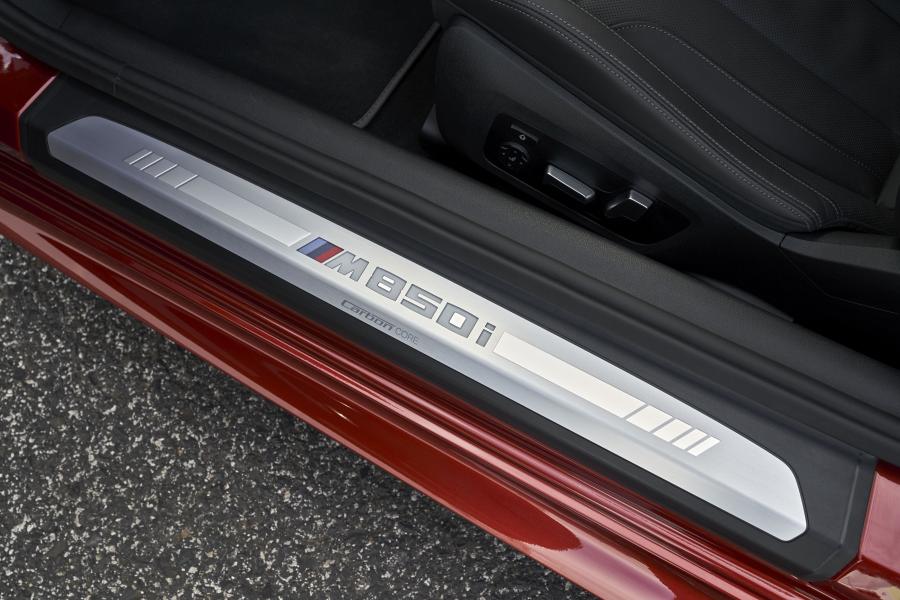 Детали интерьера BMW M850i xDrive Carbon Package (G15) 2018 года  (WW) (фото 95 из 287)